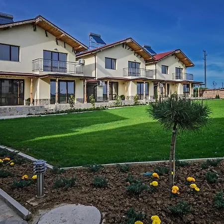 ゲストハウス Alex Village シュコルピロフツ